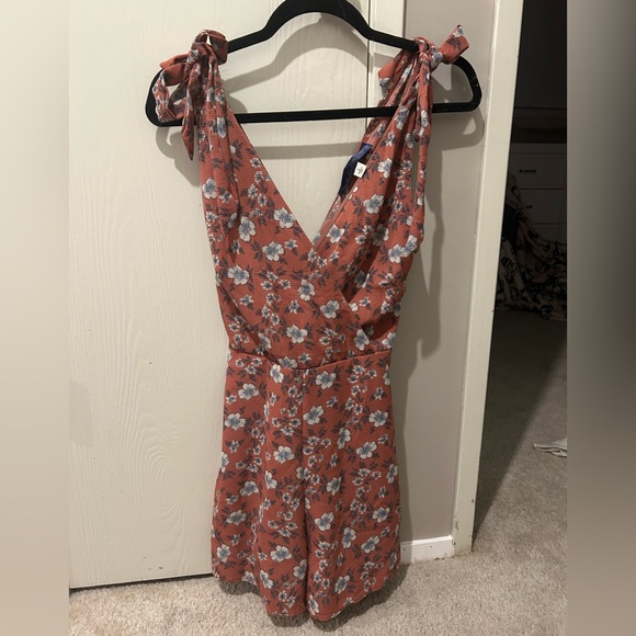 Dusty rose romper with blue flowers - Picture 1 of 3